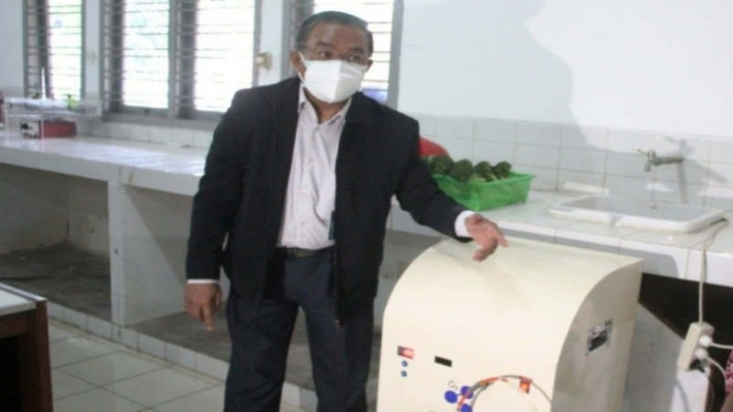 Guru Besar Undip Prof Dr Muhammad Nur DEA dan mesin Generator Gelembung Ozon 