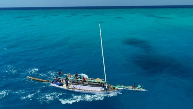 Kapal nelayan indonesia ini berlayar di Taman Laut Rowley Shoals di akhir November tampak tidak perduli ketika dipergoki.Â  (Supplied)