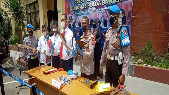 Polisi menangkap remaja yang tergabung dalam geng motor hendak tawuran