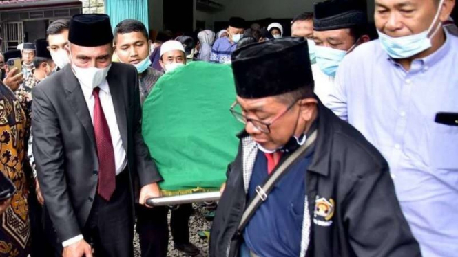 VIVA Militer: Letjen TNI (Purn.) Edy Rahmayadi mengangkat keranda jenazah 
