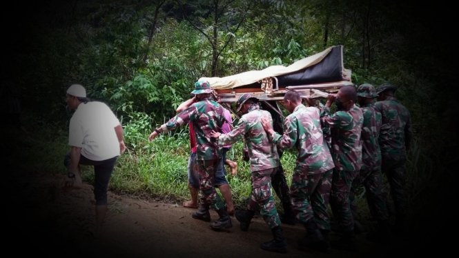 VIVA Militer: Prajurit TNI gotong jenazah warga terjebak di Lintas Sumatera.