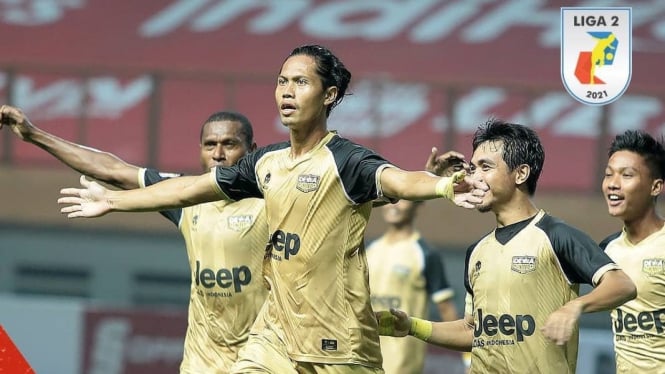 Pemain Dewa United merayakan gol