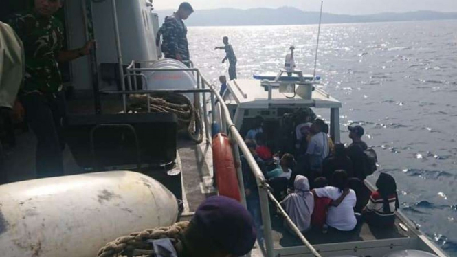 VIVA Militer: Prajurit TNI AL Lantamal IX Ambon evakuasi penumpang speedboat