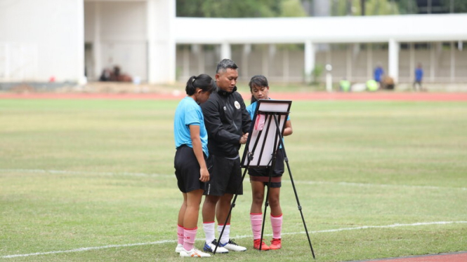 Pelatih Timnas Wanita Indonesia, Rudy Eka Priyambada (tengah)