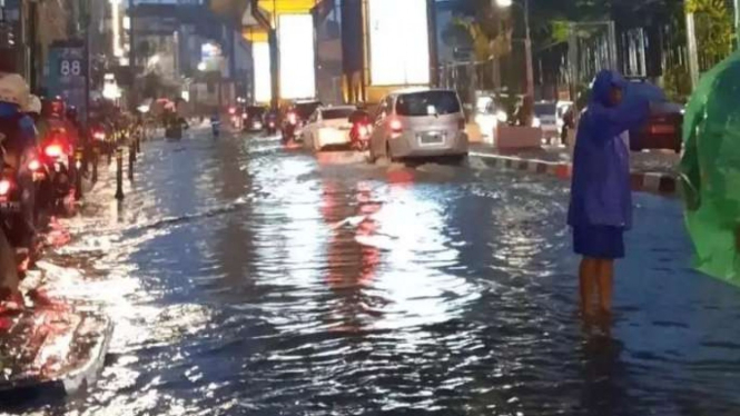 Banjir di Jalan Kemang Raya, Jakarta Selatan.