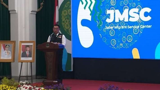 Gubernur Jawa Barat Ridwan Kamil berpidato dalam acara soft launching Aplikasi Jabar Migrant Service Center (JMSC) dan Job Fair Jabar Online tahun 2021 di Gedung Sate Bandung, Selasa, 21 Desember 2021.