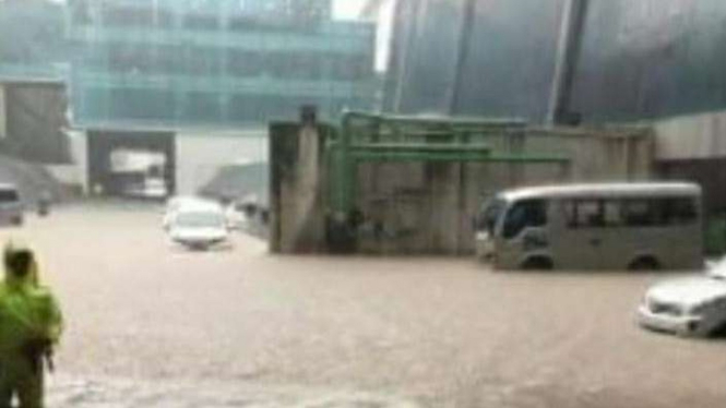 Hujan deras akibatkan Bandara Soekarno Hatta banjir.