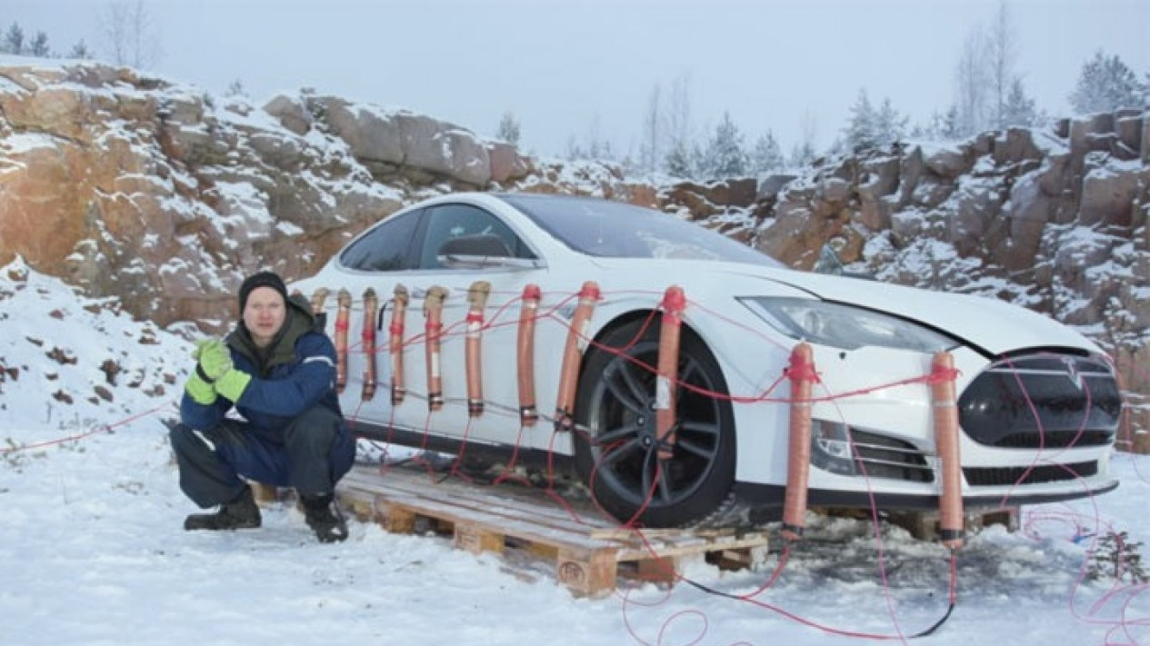 Kecewa, Pemilik Tesla Ledakkan Mobilnya Pakai Dinamit 30 Kg