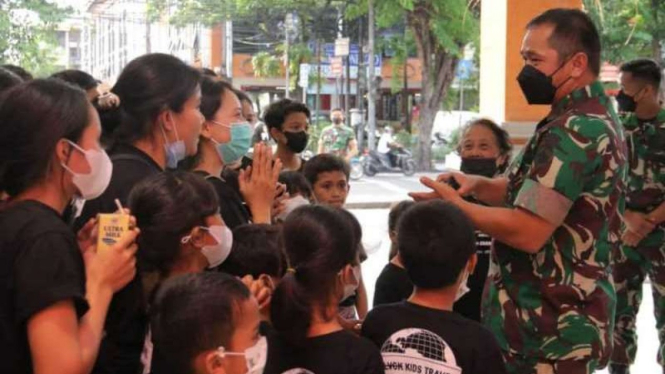 VIVA Militer: Mayjen TNI Maruli Simanjuntak bersama anak-anak panti asuhan