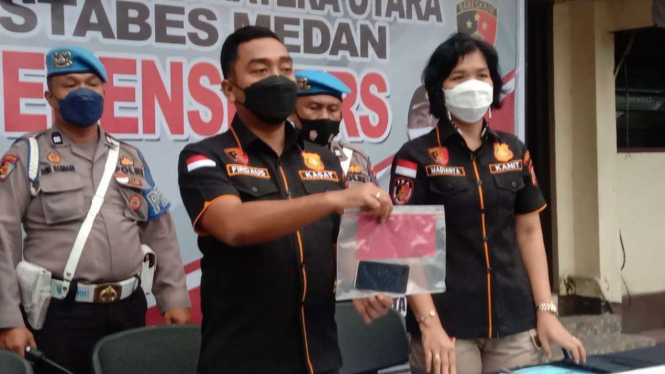 Pjs Kasat Reskrim Polrestabes Medan Kompol M Firdaus menunjukkan barang bukti.