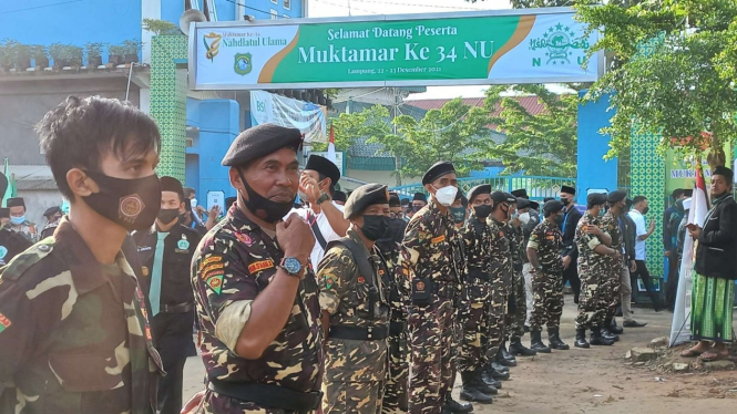 Para personel Banser melakukan pengamanan di pintu masuk Muktamar ke-34 NU di Lampung.