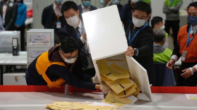 Pemilu Hong Kong pekan lalu banyak disoroti karena adanya aturan yang membatasi hanya politisi pro-Beijing yang boleh menjadi caleg. (AP: Vincent Yu)