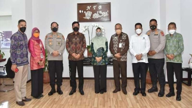 Mantan Panglima TNI Marsekal Purn Hadi Tjahjanto berkunjung ke Lombok