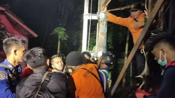 Pemuda Pemalang nekat panjat Tower 100 Meter karena ditolak janda