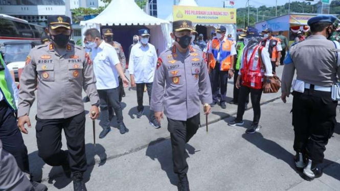 Kapolri Jenderal Listyo Sigit Prabowo meninjau Pelabuhan Merak, Banten