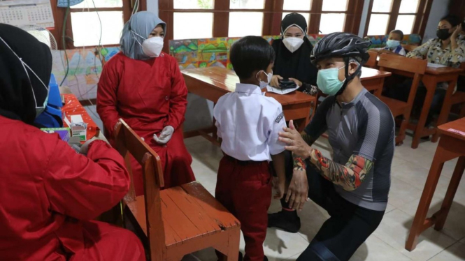 Gubernur Jawa Tengah Ganjar Pranowo meninjau vaksinasi anak usia 6-11 tahun.