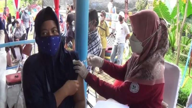Vaksinasi warga di Jakarta