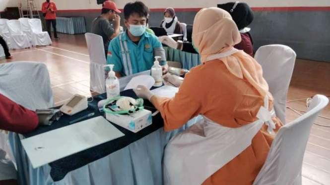 Vaksinasi untuk warga binaan di Lapas Palembang.