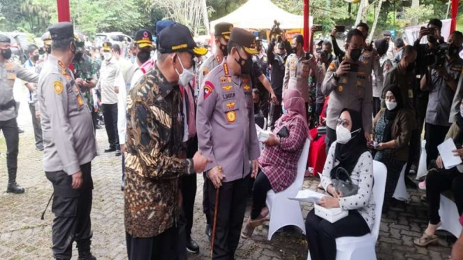 Kapolri dan beberapa menteri meninjau vaksinasi dan prokes di Taman Safari.