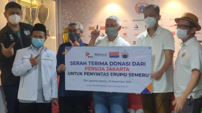 Persija Jakarta Serahkan Bantuan ke Bakrie Amanah