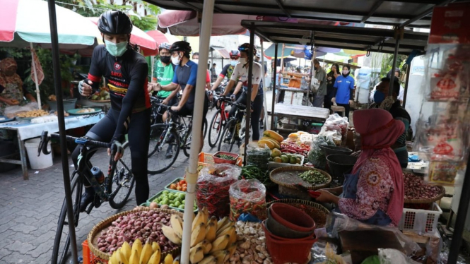 Gubernur Jawa Tengah Ganjar Pranowo saat mengecek harga bahan pokok di pasar.