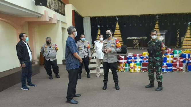 Kapolsek Sawah Besar AKP Maulana Mukarom saat cek kesiapan Natal 