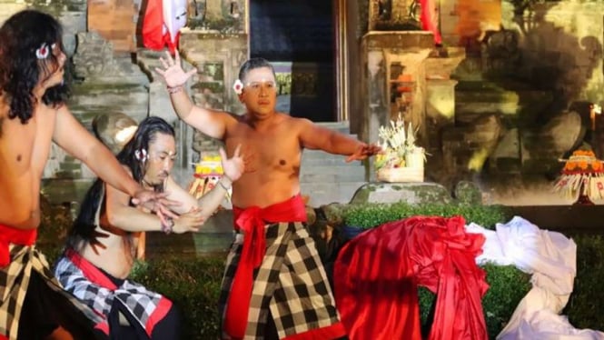 Sekjen PDIP Hasto Kristiyanto menari kecak
