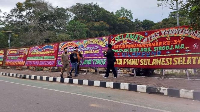 Karangan bunga berisi ucapan selamat untuk Said Aqil Siradj.