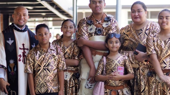 Pastor Firminus Wiryono (kiri) dengan umat dari warga asal Tonga di kawasan Pasifik yang sekarang menetap di Australia. (Supplied)