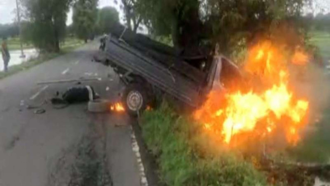 Mobil pick-up tabrak pohon dan terbakar di Sulawesi Selatan