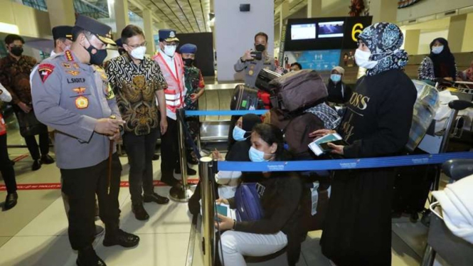 Kapolri dan sejumlah menteri meninjau prokes pelaku perjalanan di Bandara Soetta