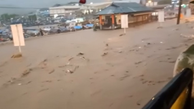 Banjir luapan sungai di Pelabuhan Ratu Sukabumi