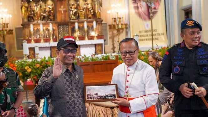 Menko Mahfud MD ke Gereja Katedral jelang Natal 2021.