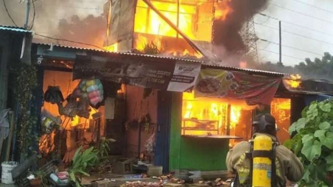 Kebakaran rumah di Cakung, Jakarta Timur, Jumat, 24 Desember 2021.