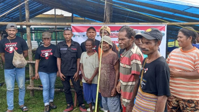 Relawan Ganjar Pranowo menemui masyarakat Manokrawi, Papua Barat.