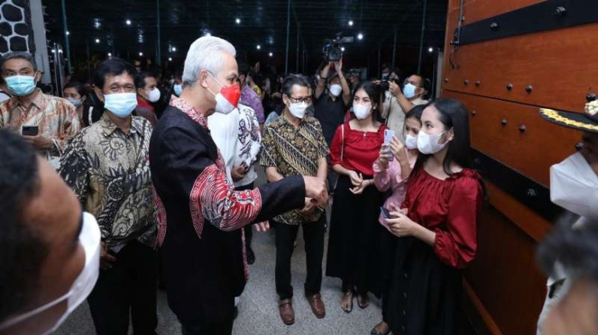 Gubernur Jateng Ganjar Pranowo meninjau gereja di malam perayaan natal