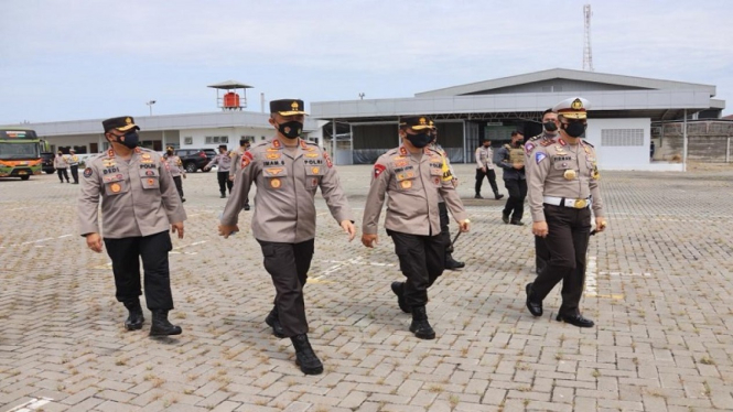 Kakorlantas bersama Asops Kapolri dan Kapolda Jateng meninjau arus lain