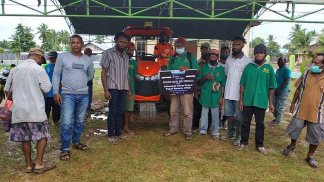 BI berikan bantuan traktor ke kelompok petani binaan Papua Muda Inspiratif