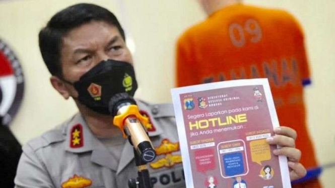 Ilustrasi - Kepala Polda Jawa Rimur Irjen Pol Nico Afinta menunjukkan nomor pengaduan atau hotline yang dibuka pihaknya untuk masyarakat yang merasa jadi korban pinjaman 'online' ilegal saat merilis kasus tersebut di Surabaya, Senin, 25 Oktober 2021.
