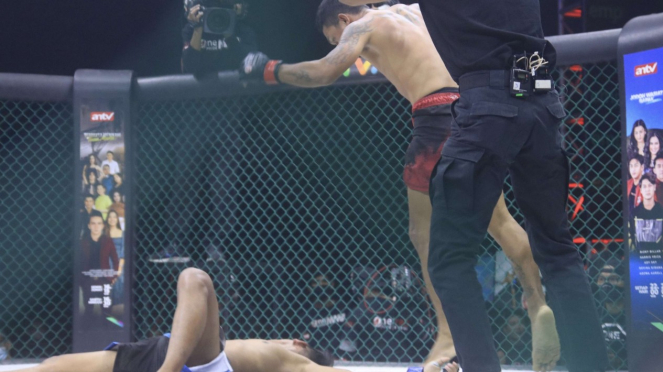 Reinaldo Kasibulan hajar Nanang Rifai usai duel di Fight Night 55 One Pride