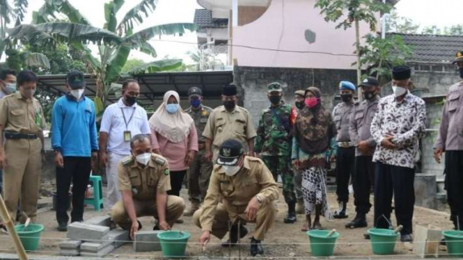 Pemerintah Kabupaten Kulon Progo, Provinsi Daerah Istimewa Yogyakarta, menggiatkan bedah rumah dalam rangka menurunkan angka kemiskinan.