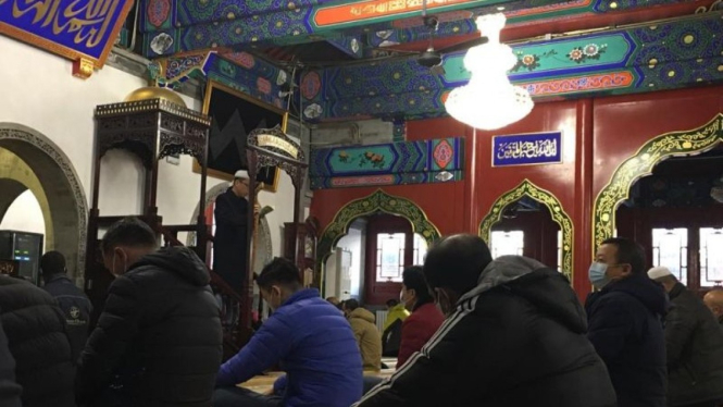 Jamaah shalat Jumat di Masjid Nanxiapo, Beijing, China.