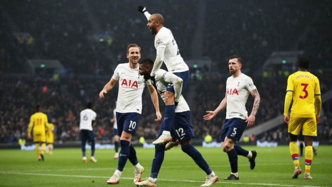 Pemain Tottenham Hotspur selebrasi gol ke gawang Crystal Palace