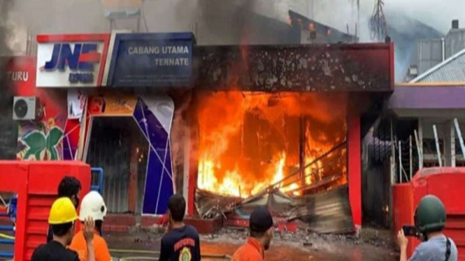 Kantor JNE yang berlokasi di Kelurahan Stadion, Kota Ternate terbakar