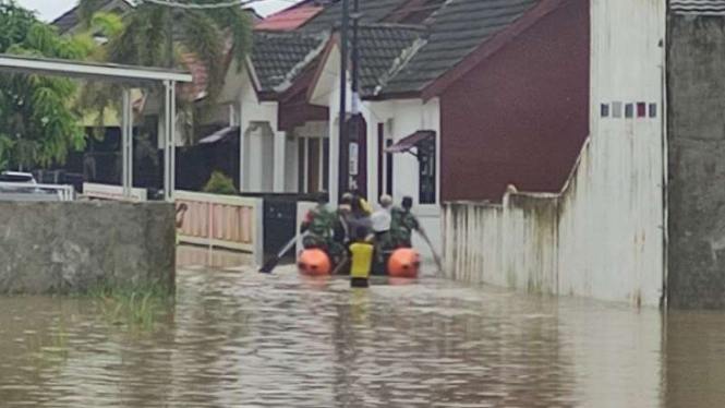 Tim SAR gabungan mengevakuasi korban banjir di Palembang Sumsel