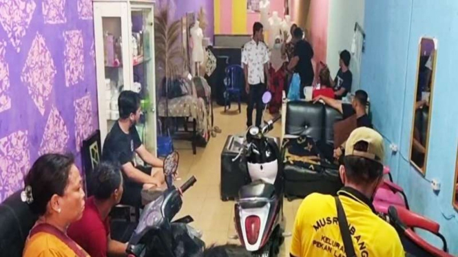 Emak-emak dan warga sekitar gerebek salon TikTok di Medan