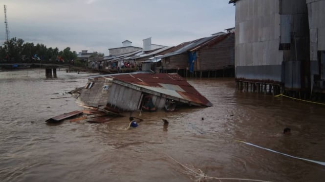 Rumah di Jambi hanyut terbawa arus pasang air.