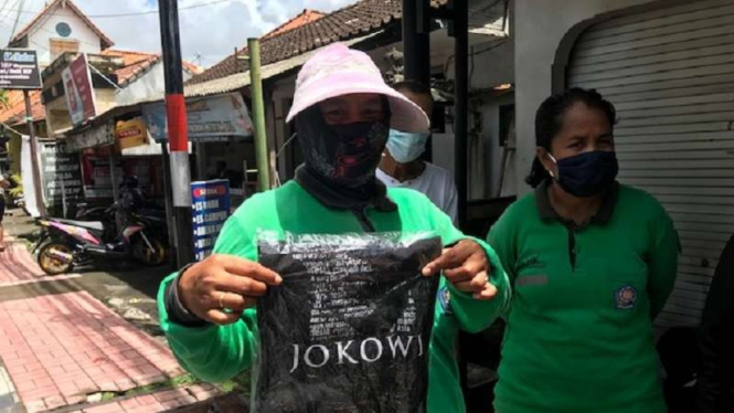 Ni Luh Satiasih, seorang tukang sapu di Kota Denpasar dapat kaos Jokowi