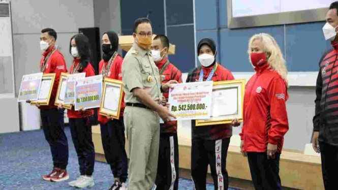 Gubernur DKI Jakarta Anies Baswedan memberikan bonus atlet PON DKI Jakarta