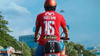 Hadir di Persija Ahmad Bustomi Pakai Vespa yang Bukan Sembarangan